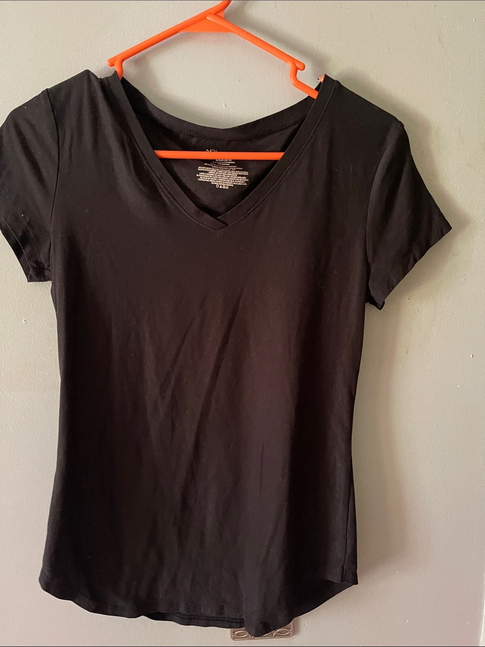 No Boundaries Black V-Neck Short Sleeve Tee